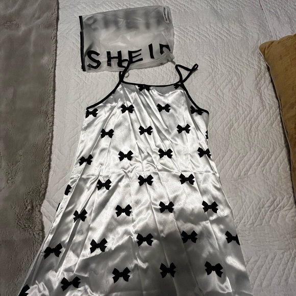 SHEIN nightie, satin, black and white size large, new - Picture 3 of 3